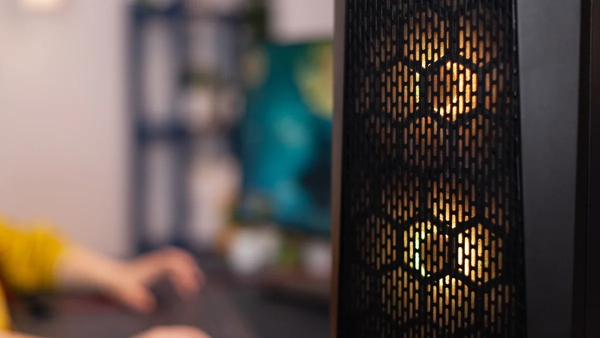 Comparação entre workstation profissional e PC gamer lado a lado em bancada de estúdio