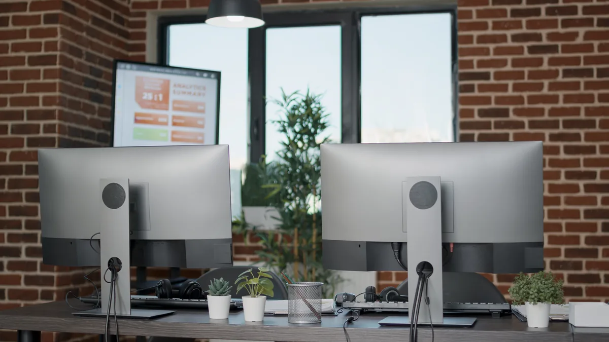 Workstations padronizadas em um escritório de projetos, exemplo de parque dimensionado para equipe